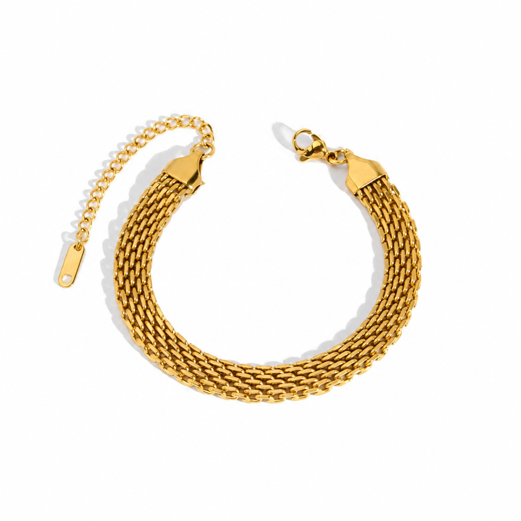 Brede gouden Mia armband met gevlochten schakel op witte achtergrond