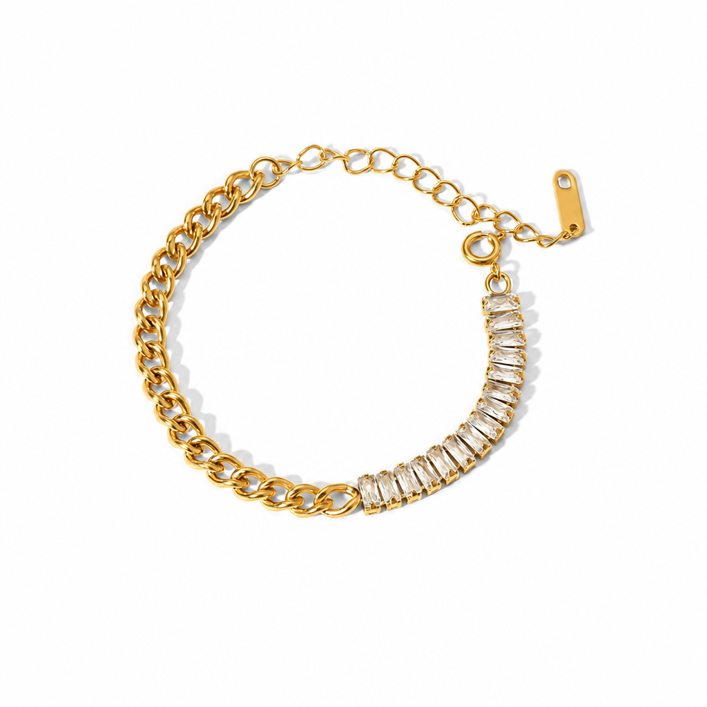 Gouden Isa armband met heldere steentjes op witte achtergrond