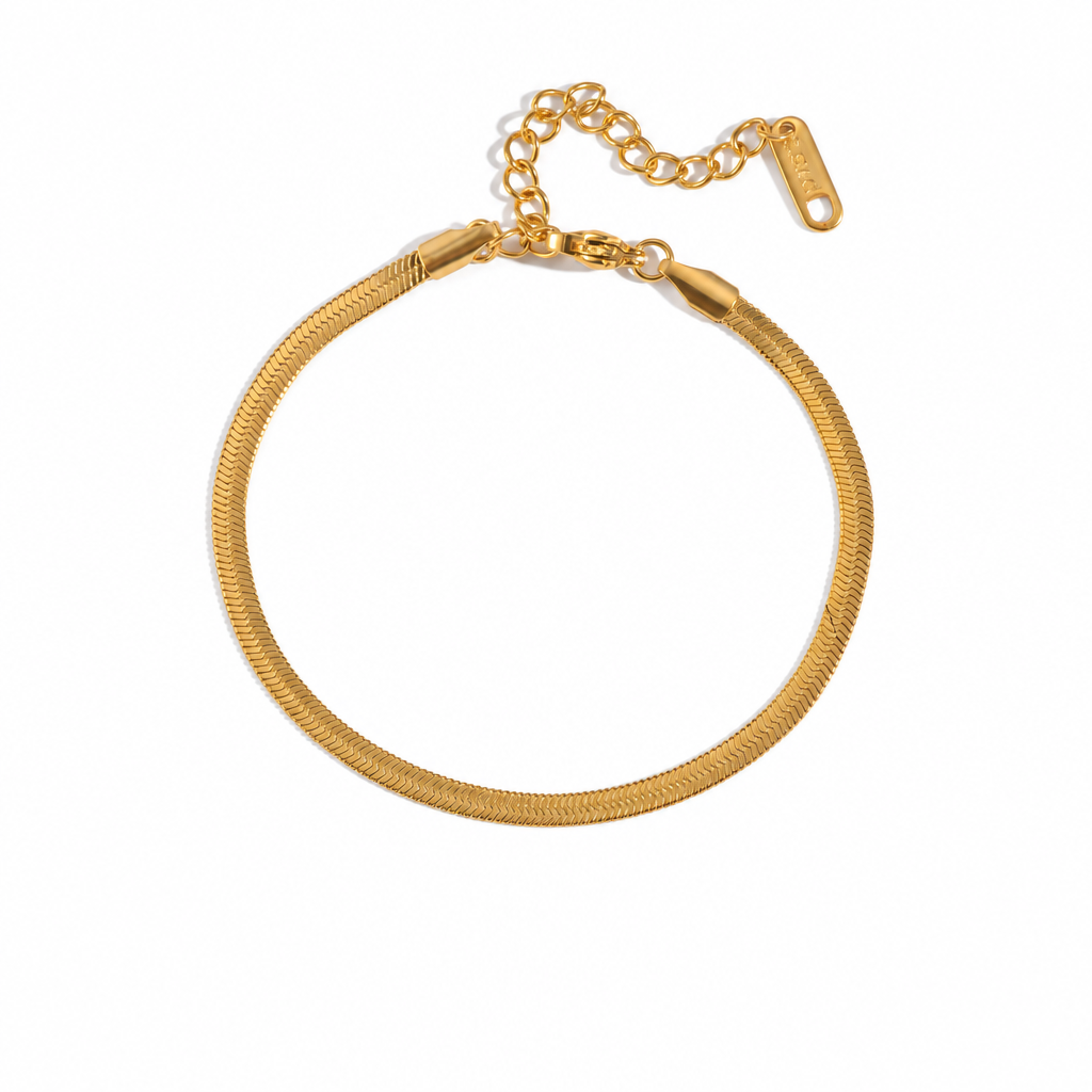 Subtiele dunne gouden Noor armband op witte achtergrond